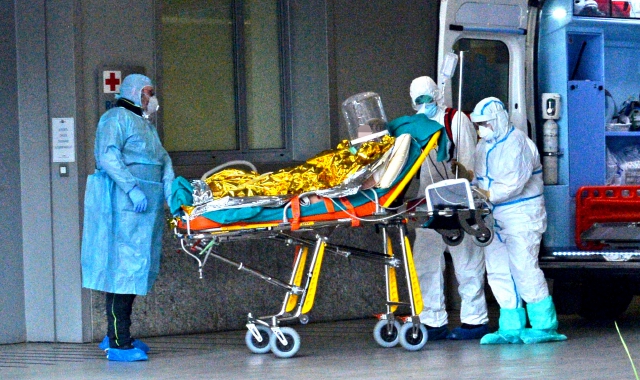 Varese esterno ingresso camera calda pronto soccorso ospedale di Circolo, equipaggio ambulanza mentre porta un paziente con protezioni per coronavirus (foto Blitz)