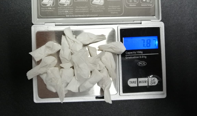 Le dosi di cocaina e la bilancia di precisione sequestrate al trentenne di Ferno