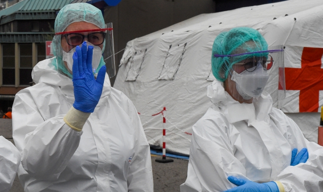 I medici eroi costretti a diventare untori