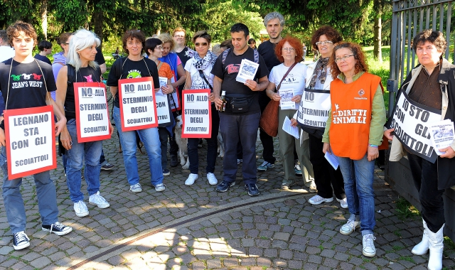 Gli ambientalisti impegnati nella manifestazione organizzata in difesa dello scoiattolo americano davanti all’ingresso del Parco del Castello (foto Archivio)