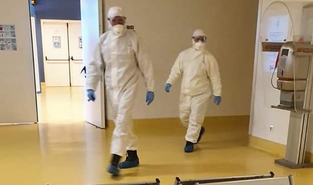 Per fortuna al Pronto soccorso buona parte del personale è protetto dalle tute