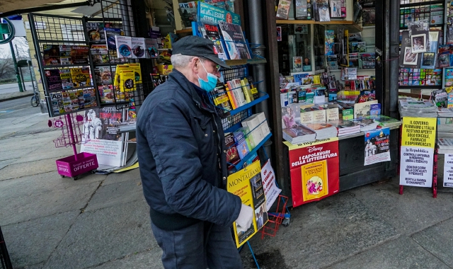 Tutti cercano le mascherine: quelle promesse alla farmacie sono in ritardo (foto Ansa)