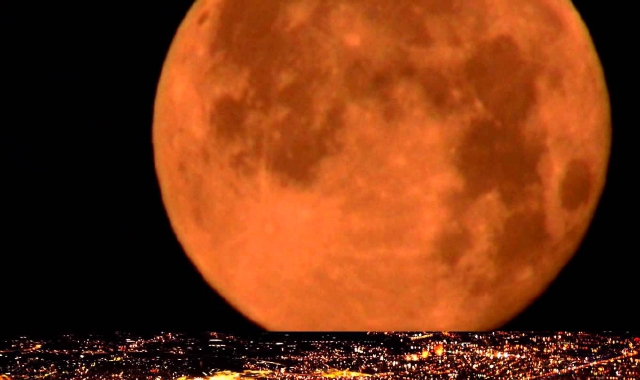 La Superluna sarà visibile da questa sera, martedì 7, fino all’alba di domani (Foto Archivio)