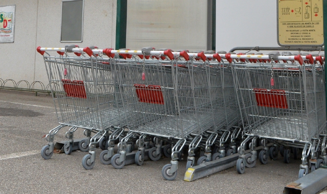 Botte tra coniugi nel parcheggio