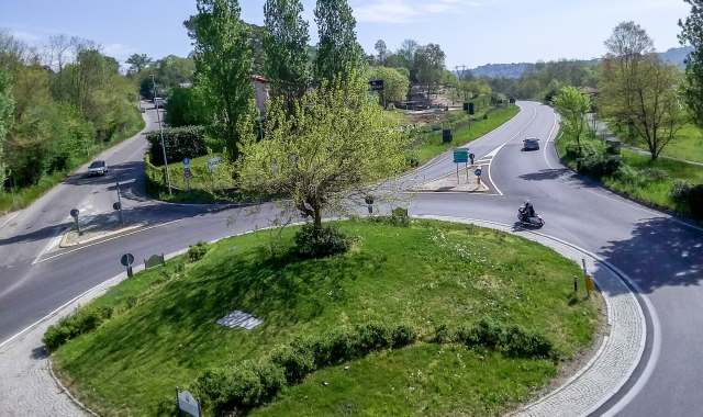 Nelle spettacolari immagini riprese dall’alto, il circuito della pista ciclabile accanto alla Sp1 (Foto Blitz)