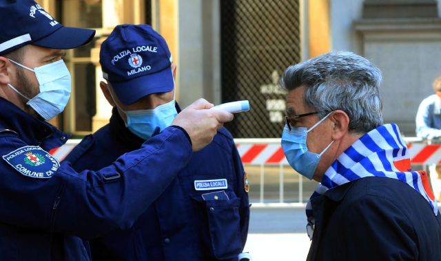 La misurazione della temperatura (Ansa)