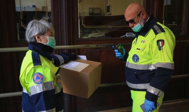 Consegna mascherine da parte della Protezione civile (Ansa)