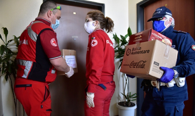 Varese, la consegna di generi alimentari da parte di Croce rossa e polizia locale (Blitz)