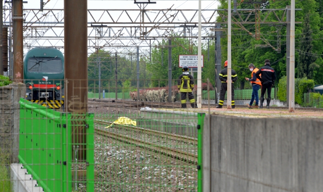 Un uomo è stato investito da un treno a  Caronno Pertusella (foto Blitz)