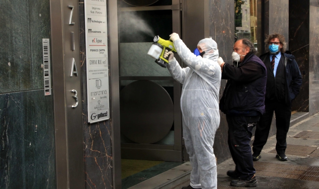 I negozianti vogliono conoscere date e condizioni della riapertura (foto Ansa)