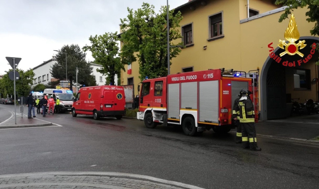 I vigili del fuoco in viale Belforte (Foto Vigili del fuoco)