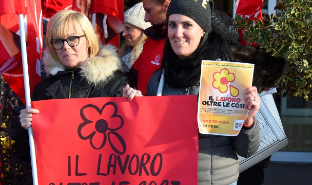 Una manifestazione dei dipendenti ex Auchan (foto Archivio)