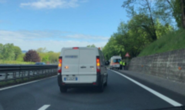 I mezzi di Società autostrade hanno rallentato la circolazione (foto Redazione)