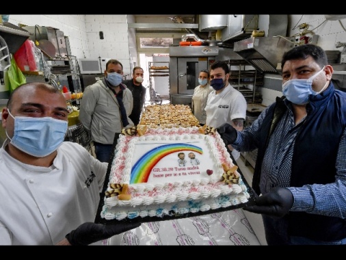 Apre pasticceria, dolci ai bisognosi