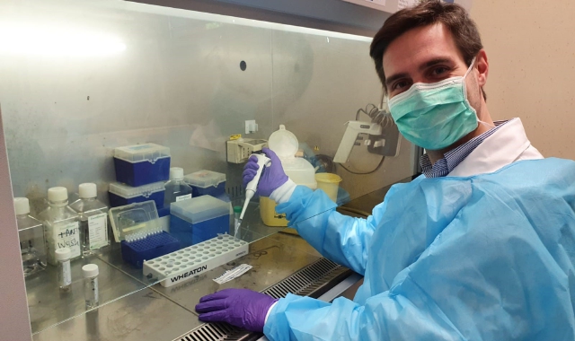 ll ricercatore Lorenzo Azzi in laboratorio (foto Redazione)