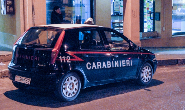 Fondamentale, l’altra notte in via Trieste a Cassano, l’intervento dei carabinieri che hanno interrotto la rissa tra sinti  (foto Blitz)