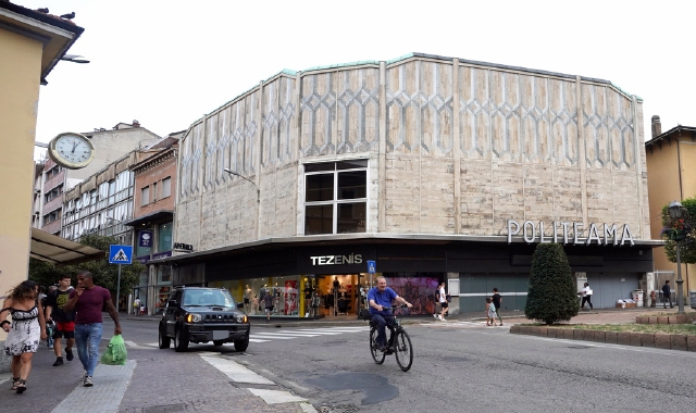 L’ex cinema teatro Politeama in piazza XX Settembre è chiuso da anni (foto Blitz)