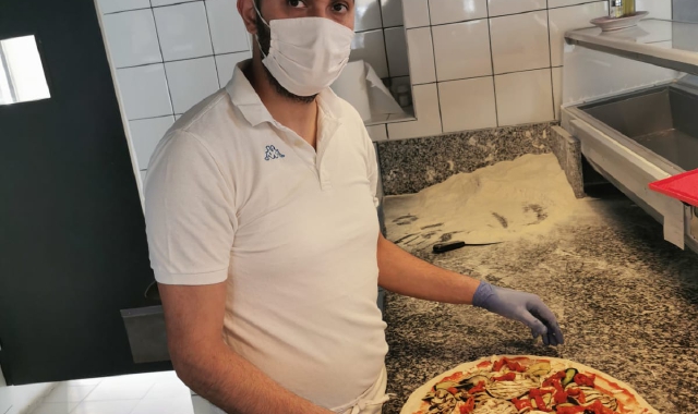 Matteo Amato nella sua pizzeria (Foto Blitz)