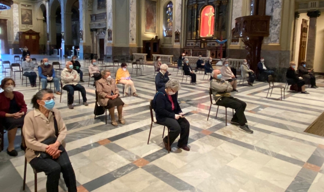Posti a sedere distanziati, nel Santuario della Beata Vergine dei Miracoli di Saronno, per la prima Messa dopo il lockdown (Blitz)