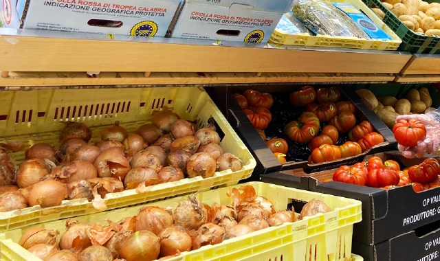 Il reparto di frutta e verdura di un supermercato (fotoservizio BLITZ)