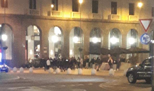 Momenti di tensione nella notte in piazza Monte Grappa
