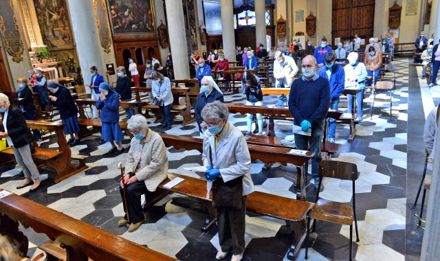 La prima messa domenicale nella basilica di San Vittore a Varese (Foto Blitz)