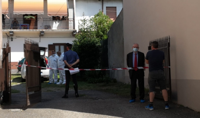 Il luogo della tragedia e la 72enne tratta in arresto (Foto Blitz)