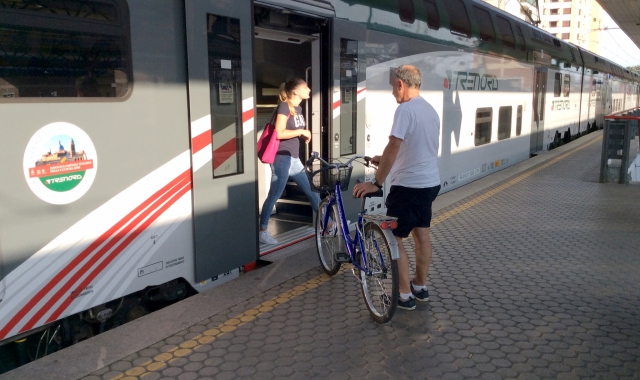 Vietato salire in treno con la bici (foto Archivio)