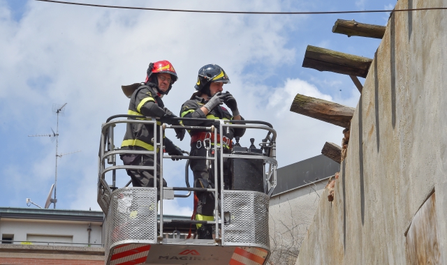 Legnano crollo calcinacci in vicolo delle Contrade (foto Pubblifoto)
