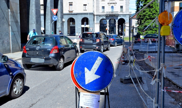 Via Volta: chiuderla al traffico, per affrontare il distanziamento (foto Blitz)