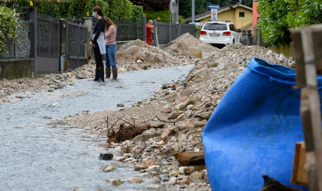Fiumi d’acqua nelle strade di Lavena Ponte Tresa (Blitz)