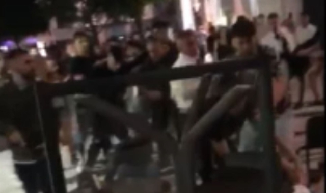 Un frame della rissa scoppiata in piazza San Magno a Legnano lo scorso 23 maggio