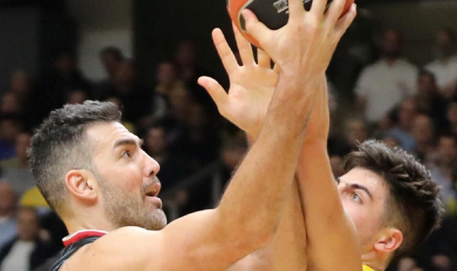 Luis Scola, 40 anni, nell’ultima stagione ha vestito la maglia dell’Olimpia Milano. La sua intenzione è quella di restare in zona (foto Ansa)