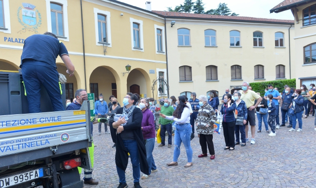 Coda nel cortile del municipio di Comerio per la distribuzione dell’acqua potabile (Blitz)