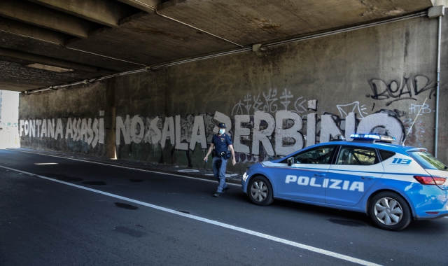 Uno dei murales comparsi a Milano (Foto Ansa)