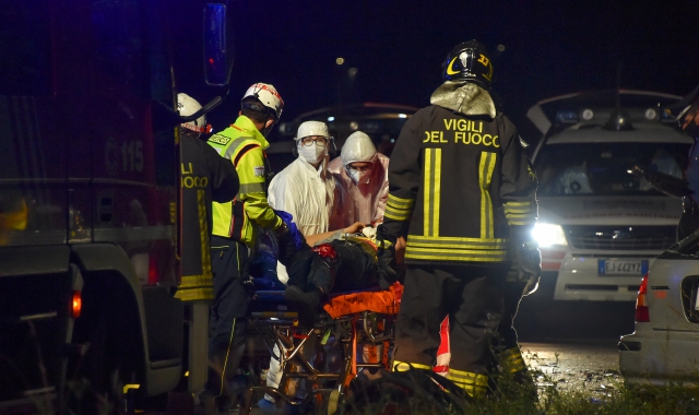 I soccorsi ai due feriti gravissimi nel frontale di Buscate (Pubblifoto)