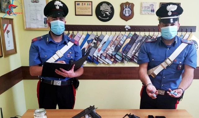I carabinieri mostrano la droga, le armi e il materiale sequestrato (Blitz)