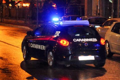 Sfascia a testate la vetrina della pizzeria