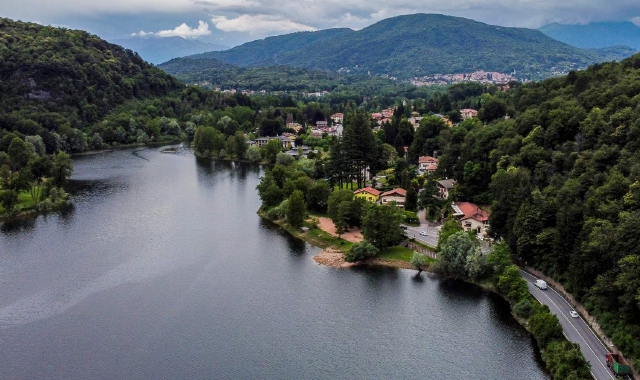 Il Lago di Ghirla potrebbe diventare come il Lago d’Iseo ai tempi della famosa passerella galleggiante di Christo (Foto Blitz)