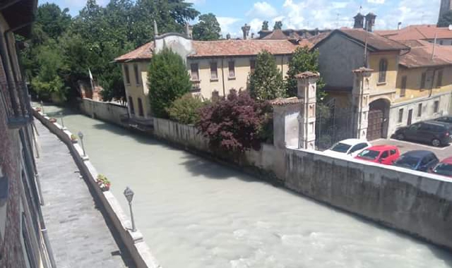 L’onda verde che ieri mattina ha attraversato il centro di Nerviano: mezz’ora dopo l’acqua era già limpida