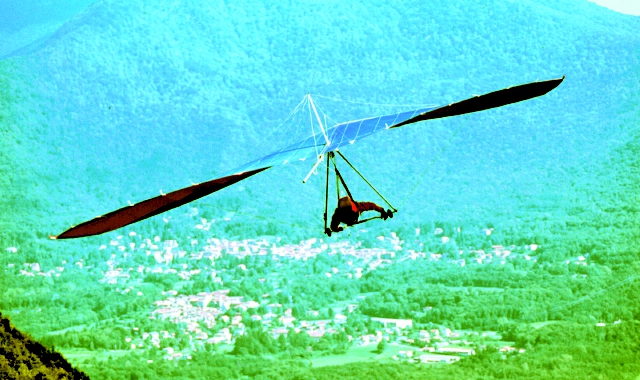 Deltaplano a Laveno (foto Archivio)