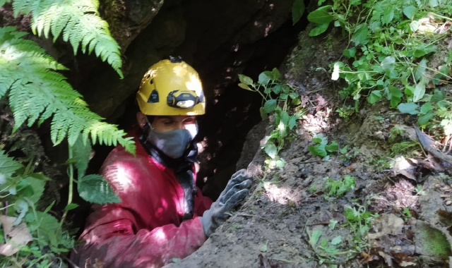 L’ingresso nella grotta Antro della Calce da parte di alcuni speleologi del Cai Varese (Foto Redazione)