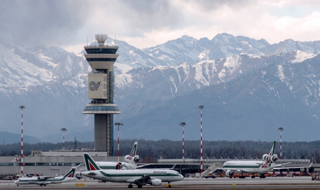 Diversi voli cancellati o spostati: è caos all’aeroporto (Foto Blitz)