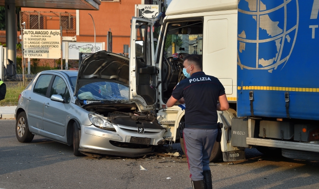 L’incidente in via della Battaglia a Parabiago (Pubblifoto)