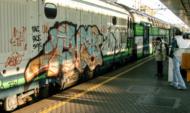 Un treno imbrattato da graffiti (Foto Blitz)