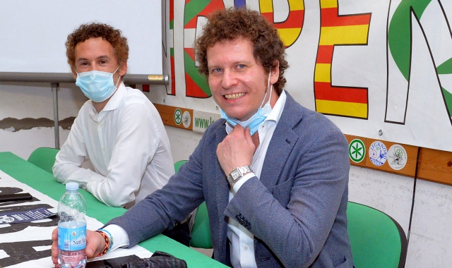 Matteo Bianchi ieri sera nella sezione leghista di piazza del Podestà. Alla sua destra il commissario cittadino Cristiano Angioy Viglio (foto Blitz)