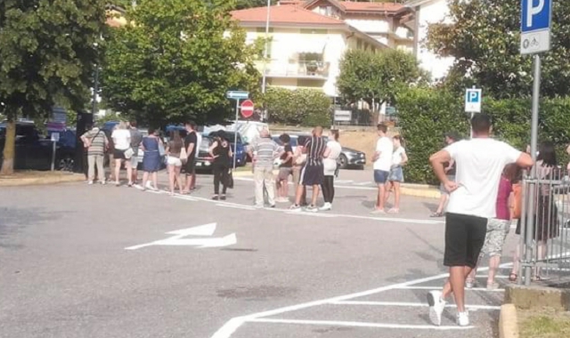 Automobilisti in fila in piazzale Appiani a Porto Ceresio per pagare il parcheggio (foto Redazione)