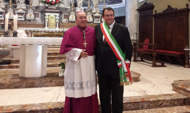 Monsignor vegezzi con il sindaco Pietro Romano nella chiesa di San Vittore (Red.)