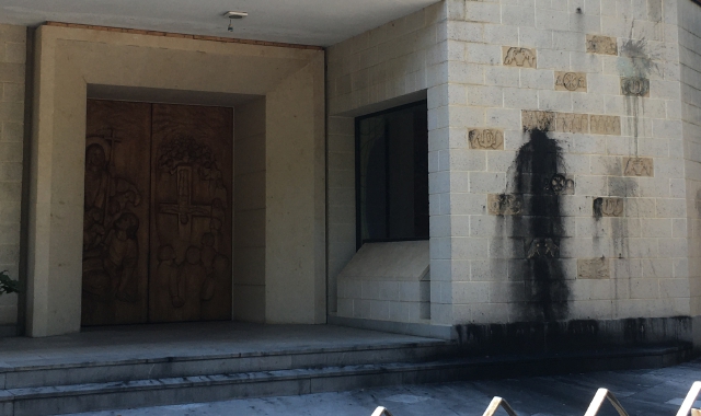 La facciata della chiesa di San Pietro in Canazza presa di mira dai vandali e imbrattata di vernice nera (Pubblifoto)