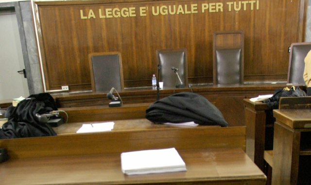 L’aula di udienze e il presidente dell’ordine degli avvocati di Varese, Elisabetta Brusa